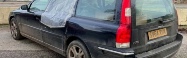 Ljudi na internetu oduševljeni brutalno iskrenim oglasom za najveći krš od auta