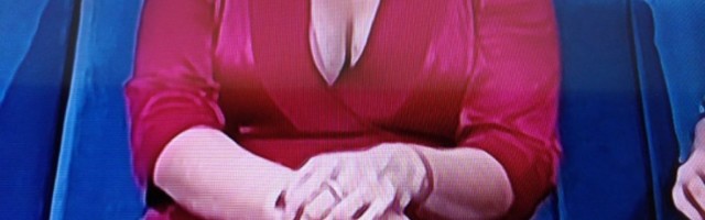 (FOTO)  DEKOLTE ZA MEDALJU: Dušica hipnotisala BUJNIM GRUDIMA, koje umalo nisu ispale iz haljine!