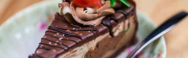 Brza čokoladna plazma torta od samo 7 sastojaka biće zvezda vašeg slavlja