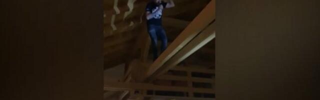 OVAJ JE LUD STVARNO! "PEVAČ GREDA" PONOVO U AKCIJI! Zapevao, popeo se, a kada je gost želeo da mu da bakšiš... (VIDEO)