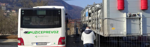 Rezervoari autobusa Bečejprevoza pune se metanom iz boca sa prikolica: Građani Krčagova uznemireni