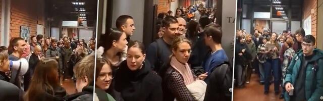 Ludilo zgubidana u Novom Sadu: Umesto argumenata blokaderi pevaju pesmice (VIDEO)