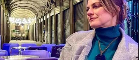 Zvezda serije "Selo gori, a baba se češlja" napustila Srbiju: Spakovala kofere, a sad se baškari uz vino (FOTO)