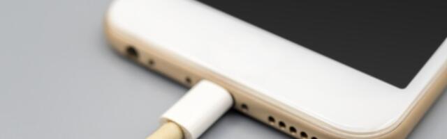 Zašto svaki mobilni ima ovaj mali otvor? Rešavamo MISTERIJU rupice na TELEFONU