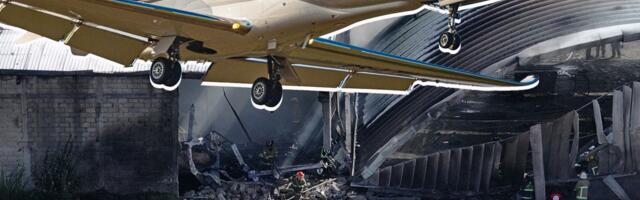 STRAVIČAN SNIMAK Avion pokušao da sleti, pa udario u skladište, poginuli svi putnici