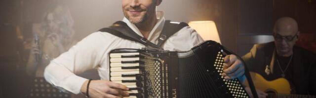 ALEKSANDAR SOFRONIJEVIĆ MAJCI KUPIO AUTO: Na Instagramu objavio porodičnu fotografiju i uputio joj emotivne reči: Da još dugo voziš unučiće...