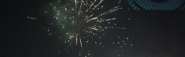 U novogodišnjoj noći na trgu lutrija, trubači, Kortiko bend, pljeskavice, čaj, kuvano vino…