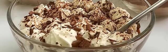 Za sladak početak dana - desert u čaši sa bananom, čokoladom i rumom