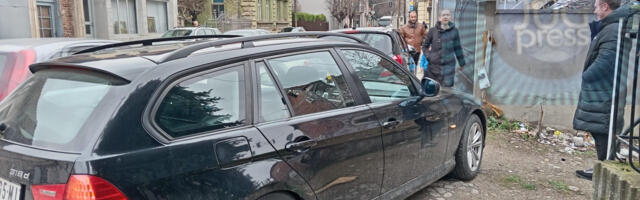 Automobilom zauzme trotoar, kaže da ne razmišlja gde će pešaci da prođu ali preti da će da lomi telefon novinarki