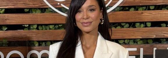 Edita pozira u čipkastom vešu - Pokazala figuru u šestom mesecu trudnoće (FOTO)