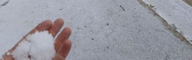 ZABELELA SE IVANJICA USRED PROLEĆA! Sneg prekrio ivanjička sela, meštani strepe zbog štete na malinama