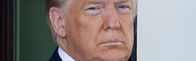 Umro Donald Tramp i nakon 10 godina upita Boga da se vrati na zemlju, da vidi Ameriku...