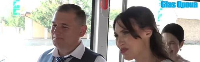 Nestvarna svadba: Mladenci se venčali u autobusu (VIDEO)