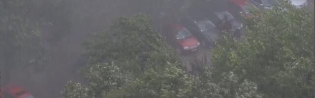 Posledice nevremena: Vetar nosio krovove, drveće padalo na automobile