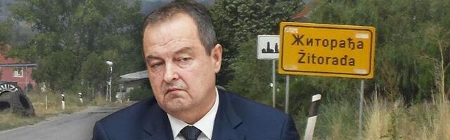 Profesorka u Žitorađi poslala brutalnu poruku režimu: Šta će reći Dačić? (FOTO)