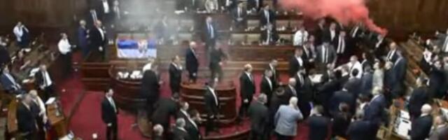 Ponovo haos u Skupštini: Bačena dimna bomba, Lazović aktivirao protivpožarni aparat