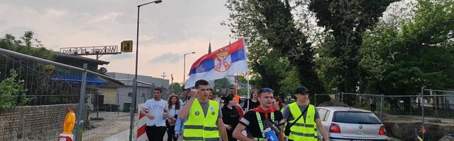 UŽIVO VIDEO Srednjoškolci pešače do Novog Sada: Doček u Karlovcima, đaci iz Palanke ušli u Veternik