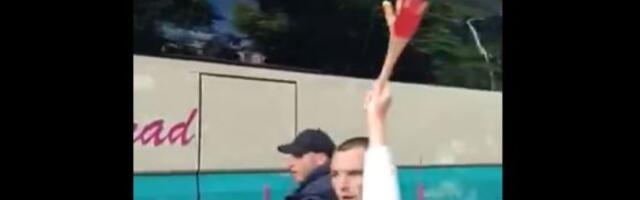 Autobusi SNS-ovaca u Nišu prošli kroz studentsku blokadu, građani im skandirali "Ubice" (VIDEO)