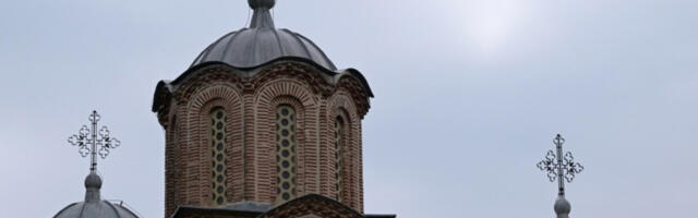 Васкршња литургија у Грачаници окупила бројне вернике