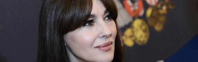 Monika Beluči privlači pažnju gde god se pojavi: Malo ko izgleda elegantno u čipkanoj haljini