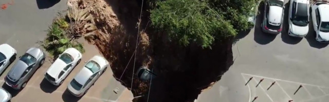 Џиновска рупа прогутала аутомобиле у Јерусалиму и наставља да се шири /видео/