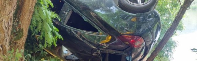 ČEONI SUDAR AUTOMOBILA I KAMIONA! Od siline udara putničko vozilo završilo na krovu, IMA POVREĐENIH