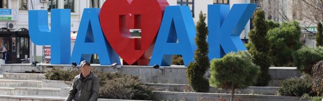 Rotvajleri napali i izujedali ženu i njenog kućnog ljubimca u centru Čačka