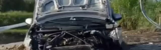 Automobil zgužvan, delovi po putu! Teška nesreća u Adranima, prizor jeziv! (VIDEO)