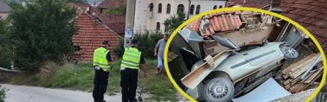 Pijan kolima uleteo ljudima u kuću! Udario i u krov, vlasnik besan: "Mislio sam da je pala bandera"