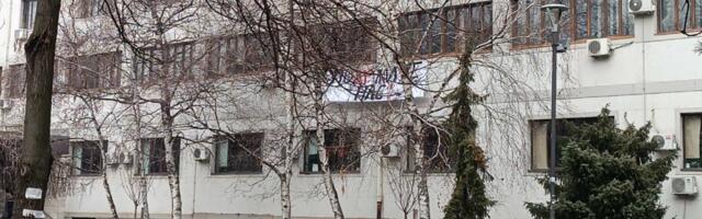 Okupljanje ispred Medicinskog u Nišu kao poziv Lekarskom društvu da pruži podršku studentima