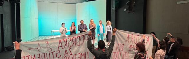 Zvižduci i transparenti na kraju večerašnje predstave u Narodnom pozorištu Leskovac