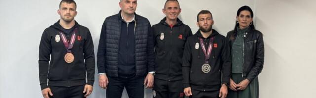 A POSLE EVROPSKOG USPEHA... Gradonačelnik Zrenjanina dočekao trofejne reprezentativce Srbije i rvače Proletera (VIDEO)