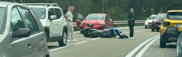 DEVOJKA POVREĐENA, A DELOVI MOTORA SE RASULI SVUDA PO PUTU! Jeziva scena kod Nove Varoši