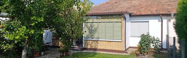 FOTO: Prodaje se prizemna trosobna kuća u naselju Nova kolonija