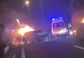 IZGUBILI UTAKMICU, PA HEROJSKIM ČINOM SRPEČILI TRAGEDIJU! Ilija, Igor i Josip u poslednji čas izvukli vozača iz zapaljenog automobila i spasili mu život (VIDEO)