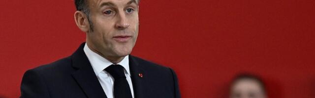 Nisu mu pomogle ni naočare: Makron se pojavio sa CRVENIM i NATEČENIM okom (FOTO)