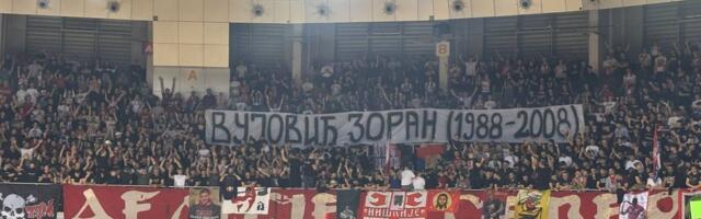 Delije u Nišu zapevale pesmu za nastradalog navijača Partizana, razvijen i transparent na tribini