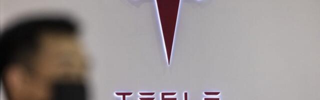 Tesla pod istragom zbog autonomnih vozila, a priprema prodaju automobila bez volana i nožnih komandi