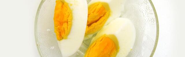 Ako vidite zelenu boju oko žumanceta na kuvanom jajetu, evo šta to znači: Iste sekunde uradite ovo!