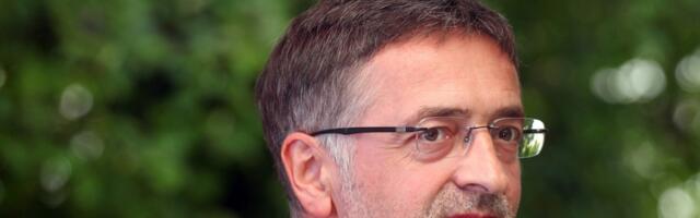 Zoran Cvijanović je u opuštenom izdanju sedeo sam u kafiću na Vračaru, pio kafu i nije ispuštao telefon iz ruku! (Paparaco)