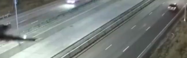 Avion sleteo na auto-put! (VIDEO)