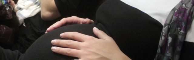 Rođene sestre se porodile u isti dan, obe po treći put, a tu nije kraj iznenađenjima