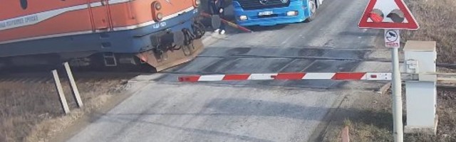 TRENUTAK GA DELIO OD SMRTI! Dramatičan snimak spasavanja čoveka kome su se kolica zaglavila među šinama! (VIDEO)