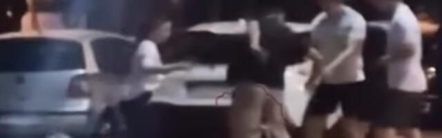 Drama u Bloku 24: Obračun muškarca sa vozačem koji mu je umalo pregazio dete (VIDEO)