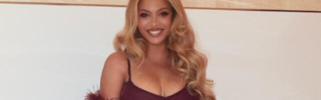 (FOTO) Nećete moći da skinete pogled sa njene oble zadnjice: Pevačica pozirala u bordo tangama