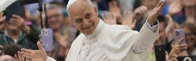 PAPA OTPUTOVAO U PRVU INOSTRANU POSETU: Novinari ga šokirali u avionu, evo ŠTA SU MU POKLONILI!