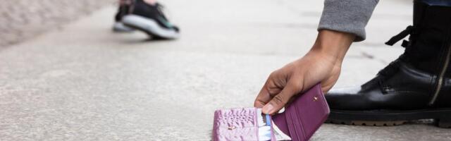 JASMINA PRONAŠLA NOVČANIK PUN PARA, PA DOŽIVELA ŠOK! Pokajala se što ga je PIPNULA uopšte, htela u policiju, ali...