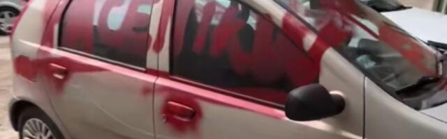 Ovaj je debelo zgrešio: Nišliji auto demoliran - vulgarne poruke na sve strane (VIDEO)