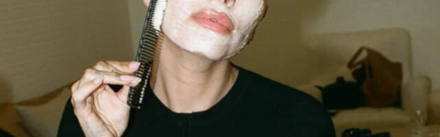 NA OVO SIGURNO NISTE BILI SPREMNI! Ljudi gledaju i čude se, a onda probaju i.. Zašto nanosi MASKU ZA LICE češljem?