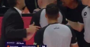 ATAMAN ŽELEO DA SE BIJE SA PROTIVNIČKIM TRENEROM! SKANDAL U EVROLIGI! Lesor razdvajao i sprečio haos, ove scene obilaze planetu! VIDEO
